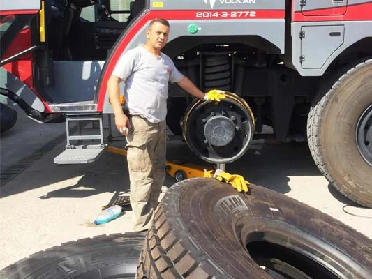 yolda tır-lastiği-tamiri